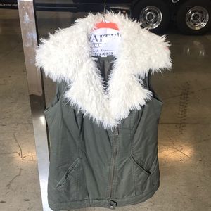 Olive vest with fur
